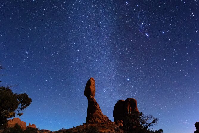 Astro-Photo, Hiking and Stargazing Tour in Arches National Park - Entering the Windows area with the sky on your mind