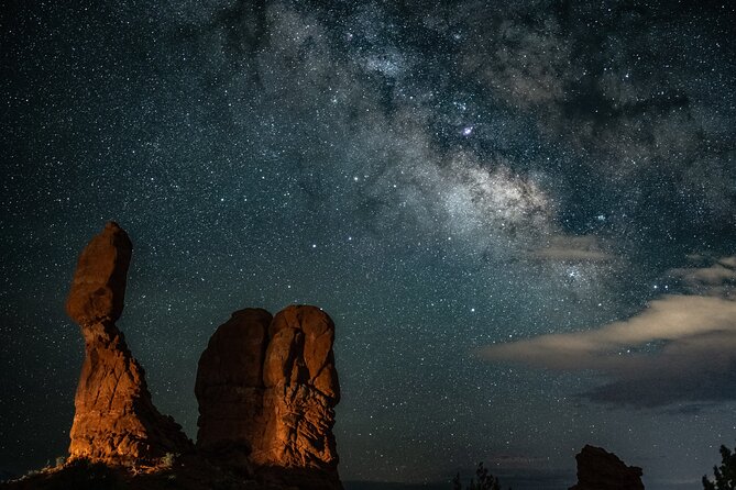 Astro-Photo, Hiking and Stargazing Tour in Arches National Park - Stop at Arches after dark: arches become photo frames