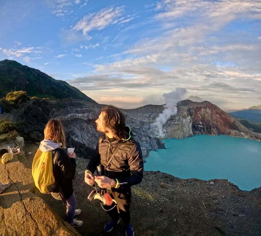 Banyuwangi : Mt Ijen Hike, Blue Fire & Panoramic Lake Guided - Crater time: miners, sulfur fumes, blue fire odds