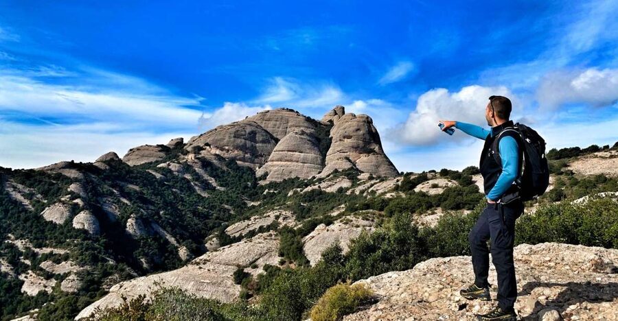 Barcelona: Montserrat Hiking Experience and Monastery Visit - Getting started at Banco de España and settling in on the van
