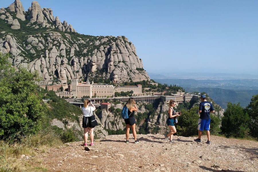 Barcelona: Montserrat Monastery & Hiking Off the Beaten Path - The 30 Minutes Back at the Abbey: Market Time and a Chance to Snack
