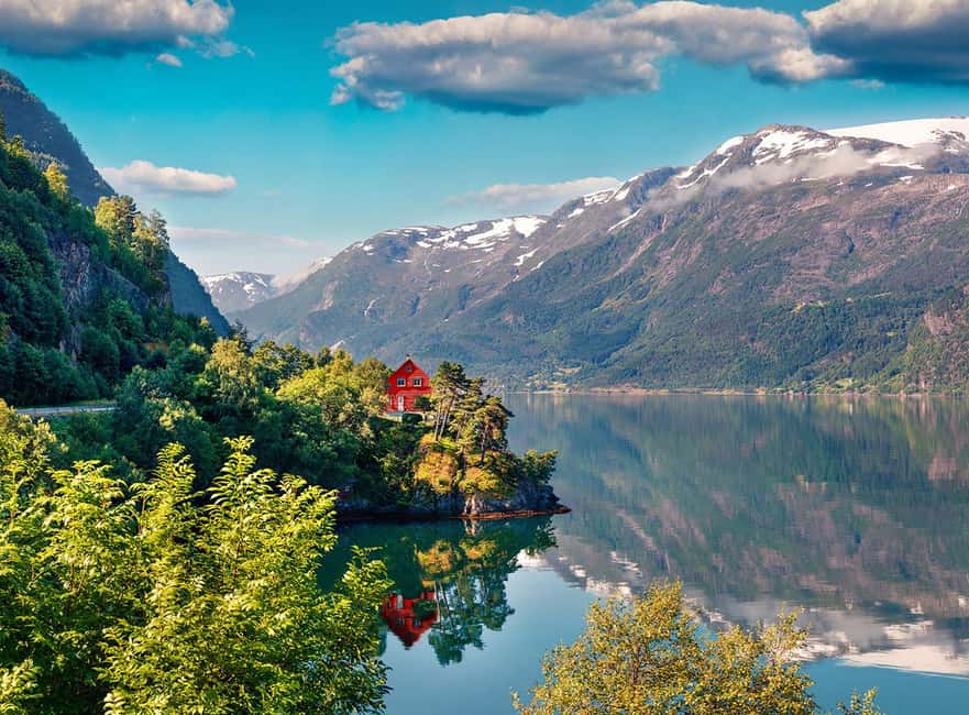 Bergen: Easy Hike to Bondhus Glacier Lake & Rosendal Visit - Weather and photo strategy: how to make a gray day work