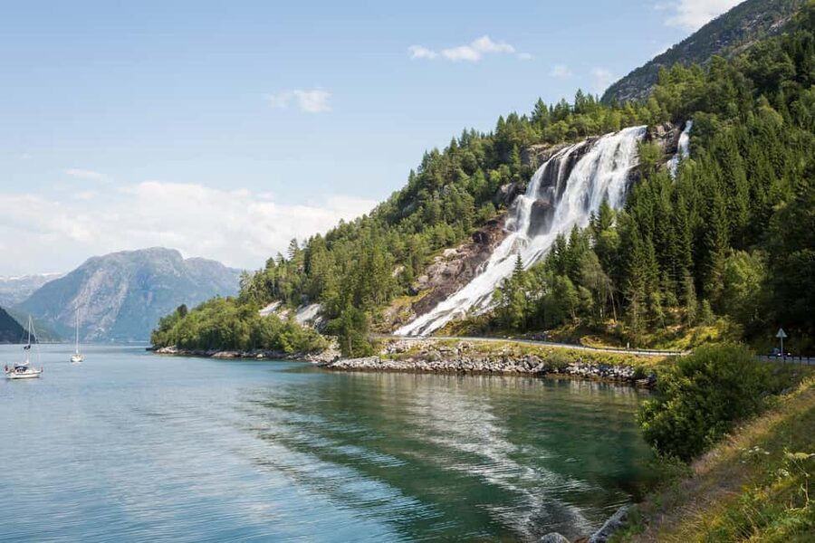 Bergen: Easy Hike to Bondhus Glacier Lake & Rosendal Visit - Group day rhythm: what to expect in real time