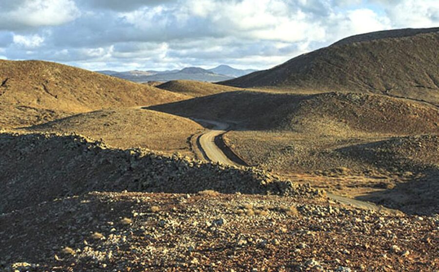 Caleta de Fuste/Corralejo: Guided E-Bike Tour & Crater Hike - Volcano Bayuyo: your first guided taste of the day’s theme