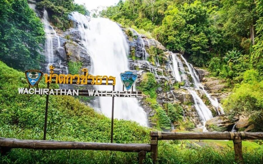 Chiang Mai: Doi Inthanon Park with Kew Mae Pan Hike Day Trip - King & Queen Twin Pagodas: calm monuments with strong photo lines