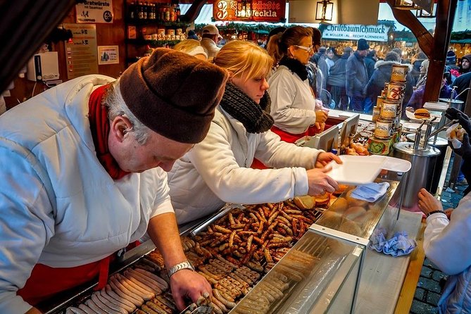 Chicago-Style Holiday Hike: Festive Food and Walking Tour - Stop 10: Lou Malnati’s Deep-Dish Pizza Stop