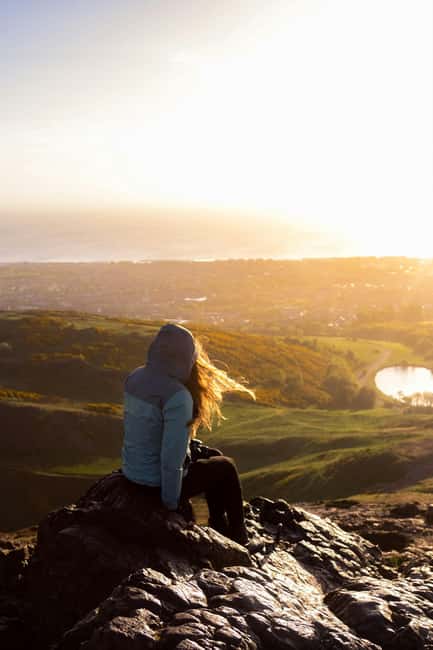 Edinburgh: Arthur's Seat Sunset Hike - Summit views: Edinburgh Castle, Old Town angles, and big sky drama