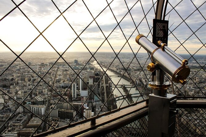 Eiffel Tower Access to 2nd Floor & Summit with Host by Lift - Host Assistance in English: The Human Factor