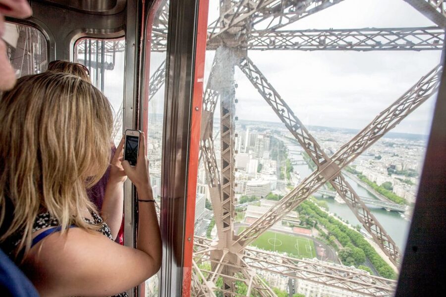 Eiffel Tower Dedicated Reserved Access Summit or 2nd floor - The guided part: from the meeting point to reserved entry