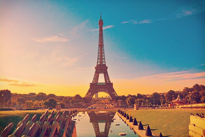 Eiffel Tower Dedicated Reserved Access Top or 2nd floor by lift - When crowds hit and weather turns: what to expect on the ground