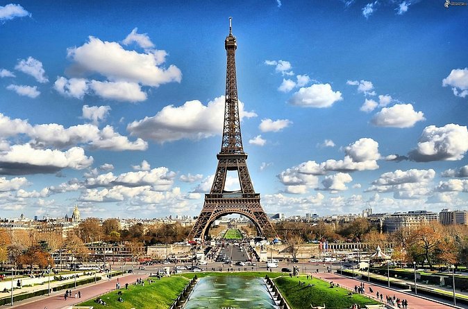 Eiffel Tower Guided Access up to the 2nd Floor or Summit by Lift - Timing and crowds: why front-of-line access isn’t magic