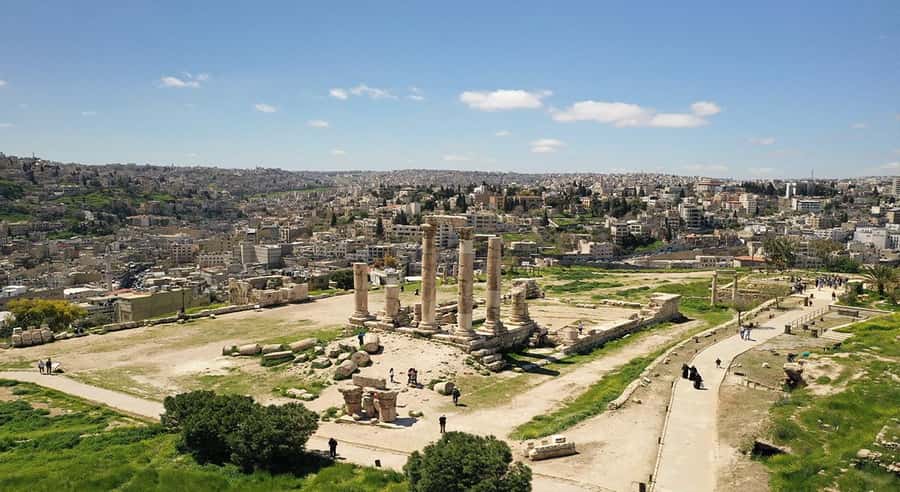 From Amman: Wadi Mujib Siq Trail Private Hiking Tour - Starting at the visitor center near Mujib Bridge: the hike begins with a view
