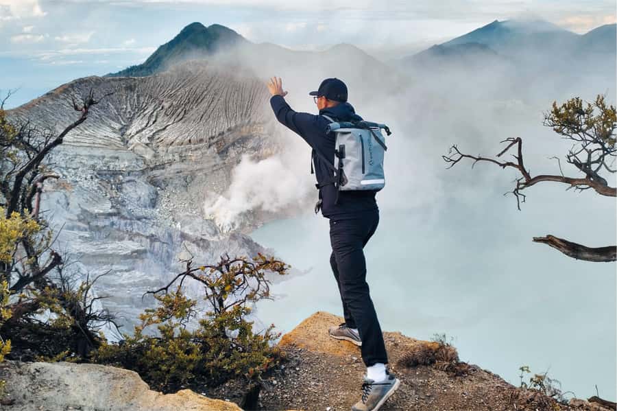 From Bali: Ijen Volcano Sunrise Hike with Transfer & All Fee - Sunrise over the acid lake: when the timing clicks