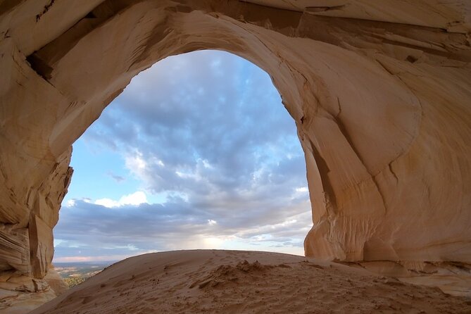 Guided Hike through Peekaboo + Great Chamber Combo (Small Group) - Stop 1: Cutler Point Sand Alcove and the Photo-Glow Moment