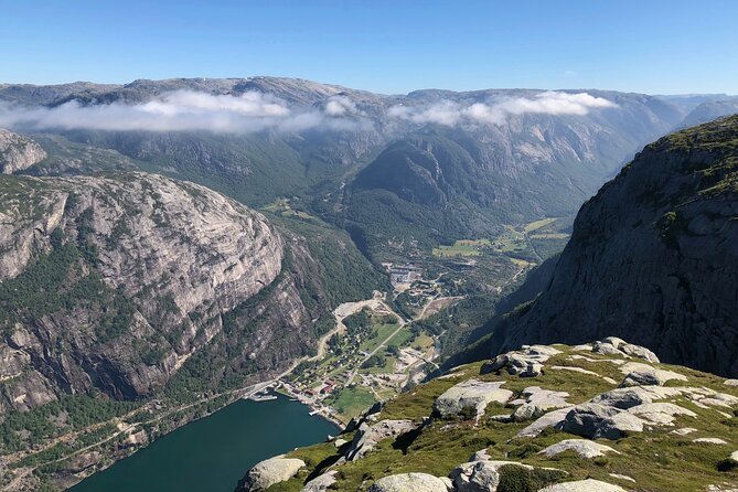 Guided hike to Kjerag and Kjeragbolten - Pace, group size, and how photos work on a busy rock