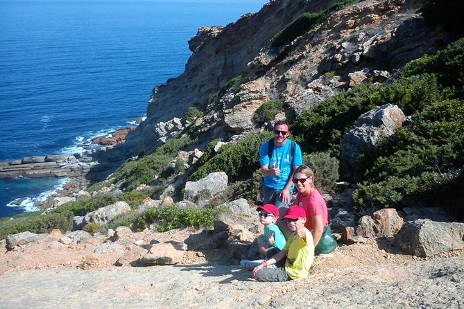 Jurassic Hiking tour to footprints of dinosaur in Espichel Cape - Finding the dinosaur footprints on the Espichel promontory