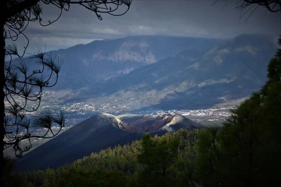 La Palma: Tajogaite Volcano Guided Hike - Steam, sulfur, and mineral color: what 70% water vapor really means