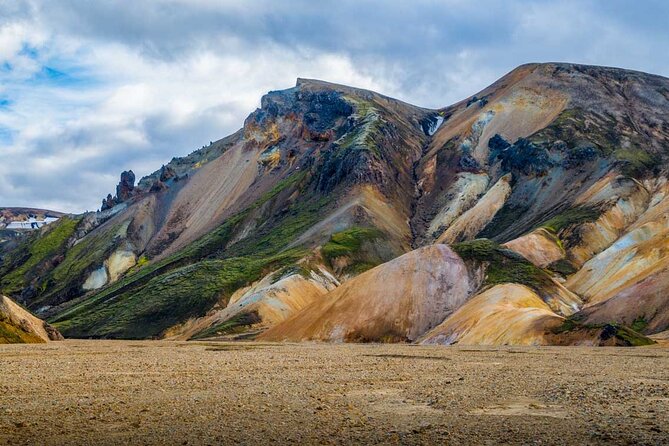 Landmannalaugar Hiking, Haifoss Waterfall and Hot Springs Tour - Bláhylur Crater Lake: A 30-Minute Geology Reset