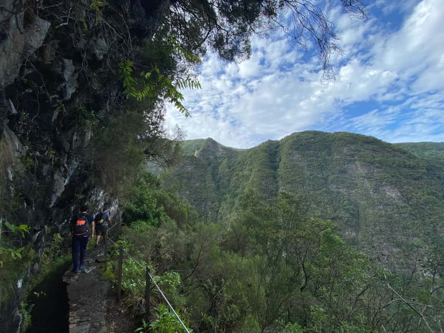 Madeira: PR 9 - Levada do Caldeirão Verde Hike Transfer - The best part of the transfer: local drivers who actually brief you