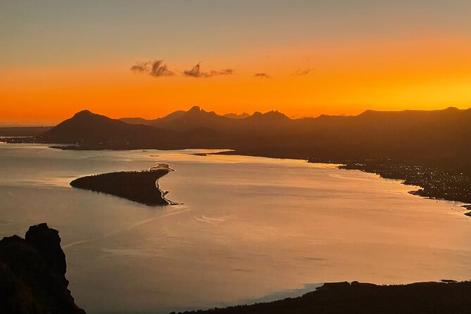 Mauritius: Le Morne: Intimate Hike Away from the Crowd - Summit time: Your 360-degree payoff