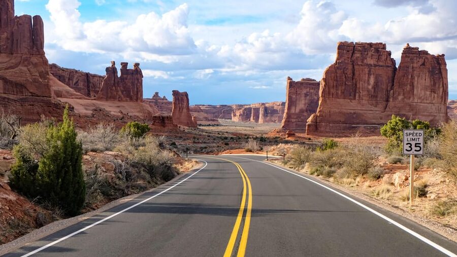 Moab: Arches National Park Sightseeing Tour - Photo stops and short walks: how to enjoy them without rushing