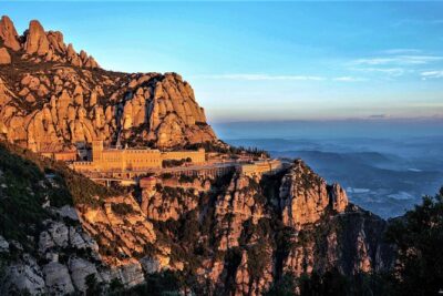 Montserrat Monastery with Easy Hike & Sitges Tour from Barcelona - From Pg. de Gràcia at 8:00am: how the day starts
