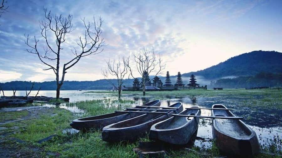 Munduk: Twin Lakes Jungle Hike with Lake Canoe and Waterfall - Temples by water: Pura Dalem Tamblingan and the sacred side of the day