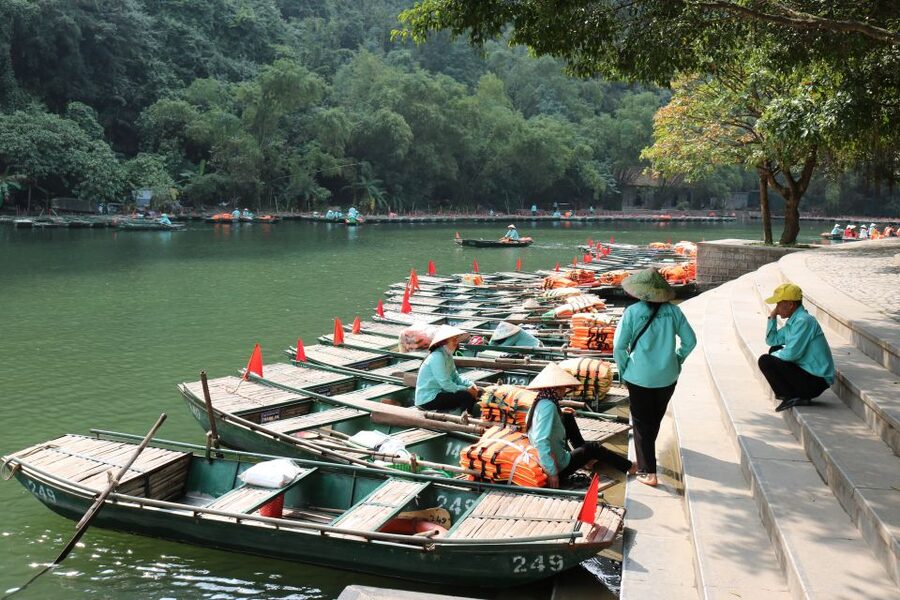 Ninh Binh: Hoa Lu, Trang An and Mua Caves Hiking Day Trip - Guide Style (and Tips): How the Day Actually Feels