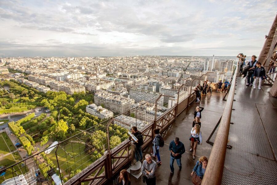 Paris: City Tour by Bus with Eiffel Tower & Optional Summit - What you’ll spot from the bus: Champs-Élysées and the Louvre glowing