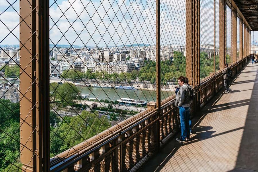 Paris: Eiffel Tower Fully Guided Tour with Summit Option - Entering the Eiffel Tower by Elevator: The “Skip the Line” Value