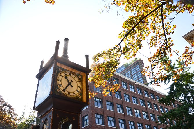 Photography & Hiking in Nature - Gastown at night and the Steam Clock glow
