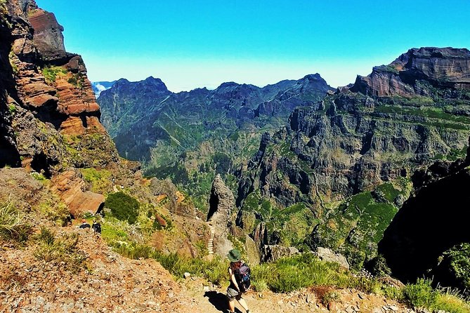 Pico do Areeiro to Pico Ruivo (PR 1) - Hiking Tour in Madeira - The PR1 ridge walk: Ninho da Manta and the conservation zone in action
