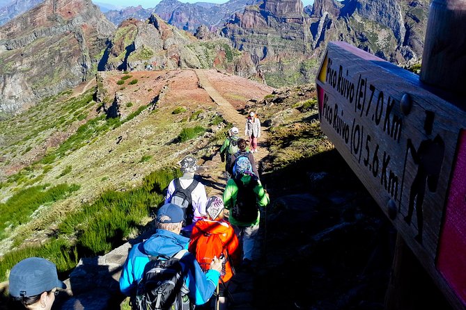 Pico do Areeiro to Pico Ruivo (PR 1) - Hiking Tour in Madeira - Descending to Achadas do Teixeira (1592m): where the real legs start talking