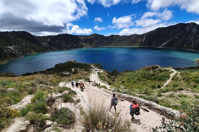 Quilotoa Cultural Hike - Laguna Quilotoa Viewpoint: The Crater-Lagoon Moment