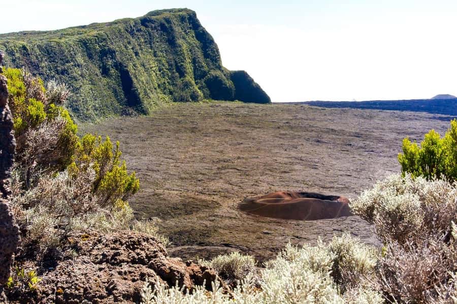 Réunion: Piton de la Fournaise Guided Volcano Hike - Down 120 meters into Enclos Fouqué: lava fields close enough to study