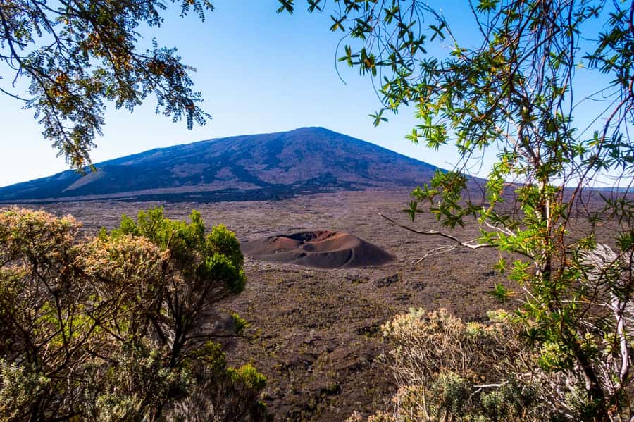 Réunion: Piton de la Fournaise Guided Volcano Hike - Bellecombe–Jacob Pass and the rampart: moving through the volcano’s edges