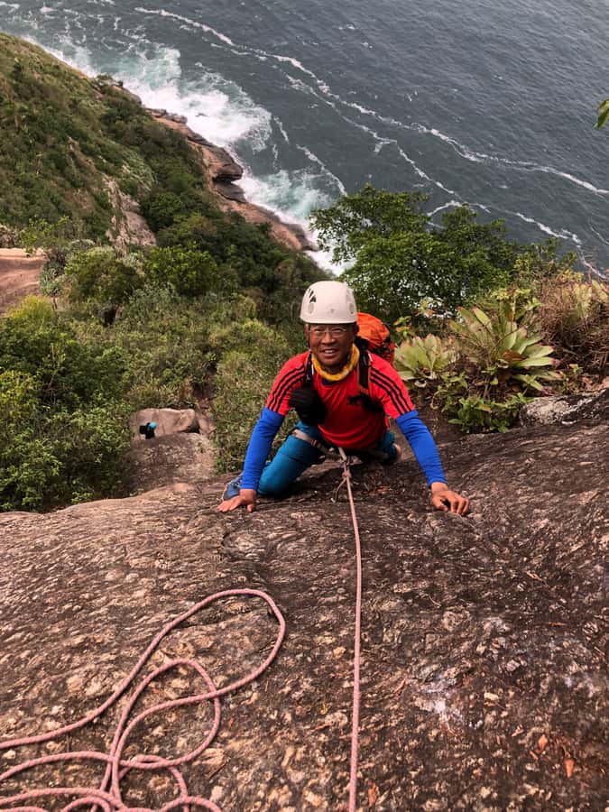 Rio De Janeiro: SUGARLOAF MOUNTAIN HIKE & CLIMB - The 20-meter wall: how the rope makes a beginner climb possible