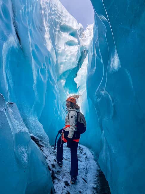 Skaftafell: Blue Ice Maze Glacier Hike on Vatnajökull - Weather and expectations: what changes when the sky is gray