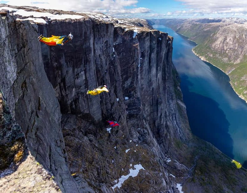 Stavanger: Kjerag Summer Hike with Packed Lunch - Guides, safety, and photo help that makes a difference
