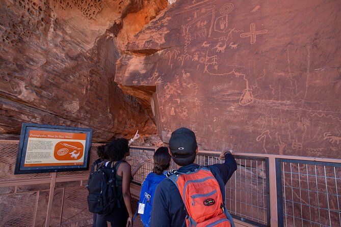 Valley of Fire Guided Hiking Tour and Mojave Desert Adventure - Mouse’s Tank: a shorter canyon walk with a crime-and-chase story